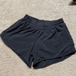Lululemon Hotty Hot Low Rise short 2.5 in